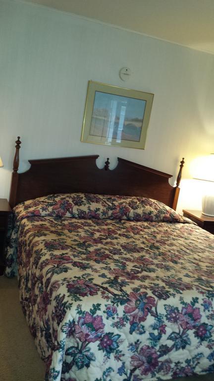 Olde Court Inn Wheeling Room photo