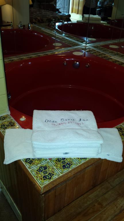 Olde Court Inn Wheeling Room photo