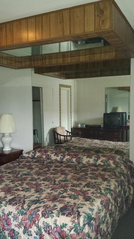 Olde Court Inn Wheeling Room photo