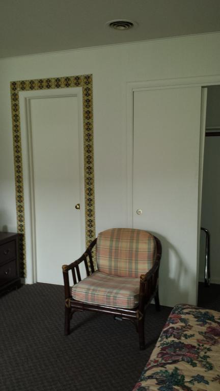 Olde Court Inn Wheeling Room photo