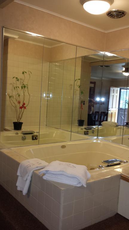 Olde Court Inn Wheeling Room photo
